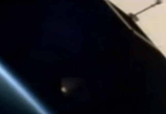 美曾在太空站拍到巨型UFO，接近地球后有许多小UFO飞入其中