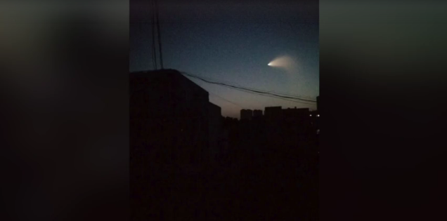 中国多地网友清晨目睹“UFO” 专家称或是枚火箭